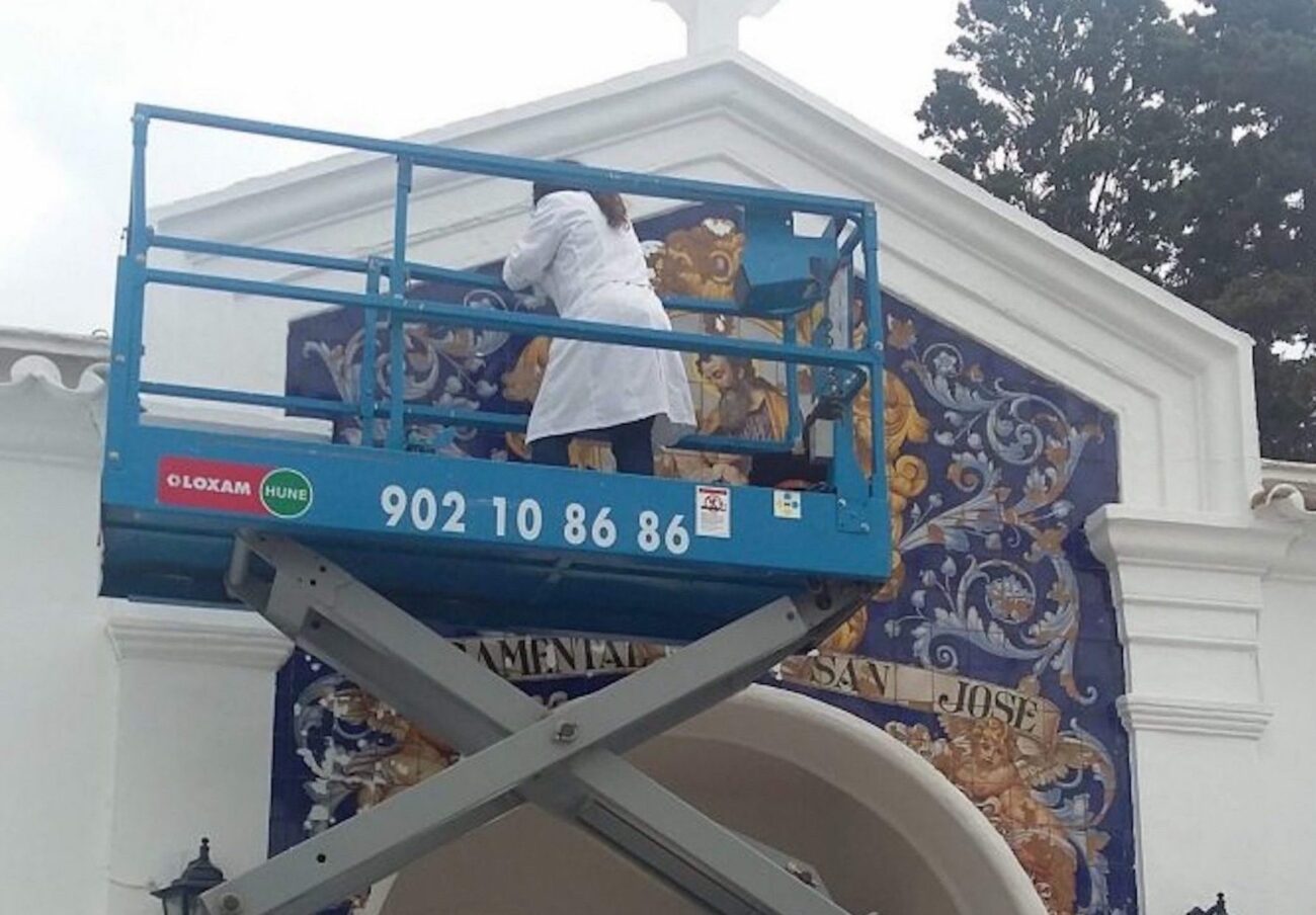 Esquelas.es | Restauran el azulejo del pórtico de entrada al cementerio de San José de La Línea de la Concepción