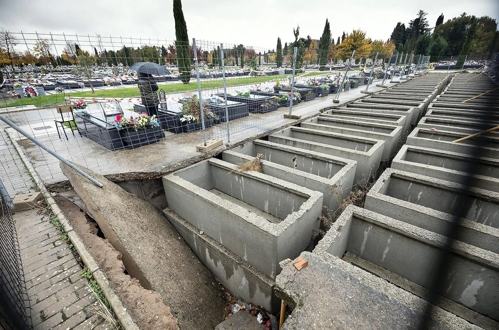 Esquelas.es | Psima imagen del cementerio de San Jos con nichos apuntalados y maleza