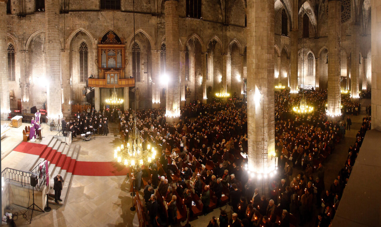 Esquelas.es | Lleno completo en la Basílica de Santa María del Mar de Barcelona en la Misa Funeral de Mémora