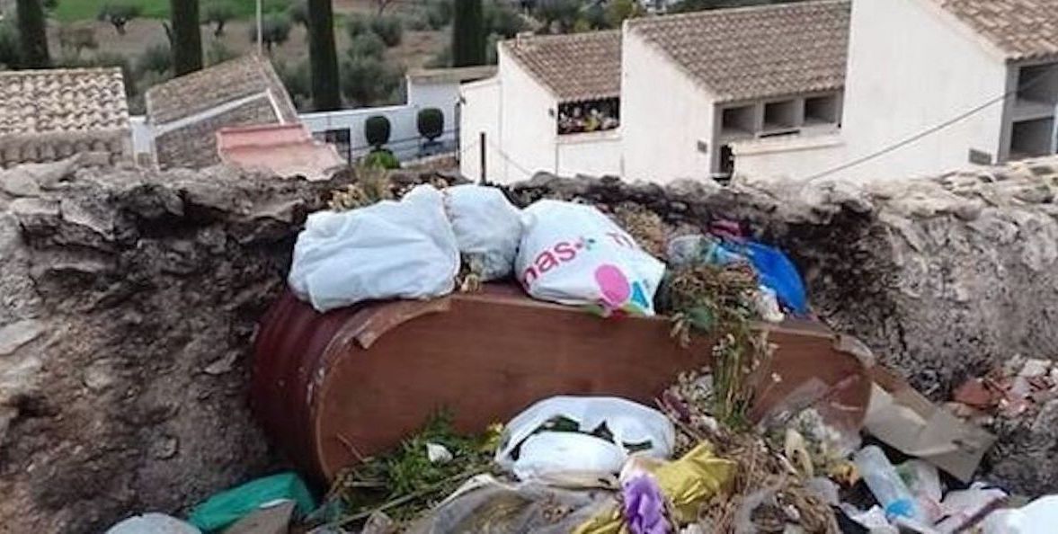 Esquelas.es | PSOE acusa al Ayuntamiento de ser el responsable de tirar un atad con basura tras la tapia del cementerio