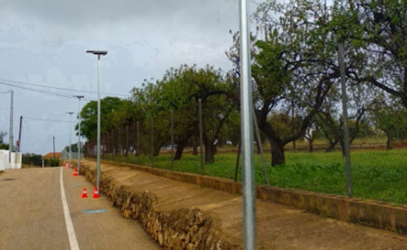 Esquelas.es | Instalan seis farolas solares para dar luz al camino de acceso al cementerio municipal