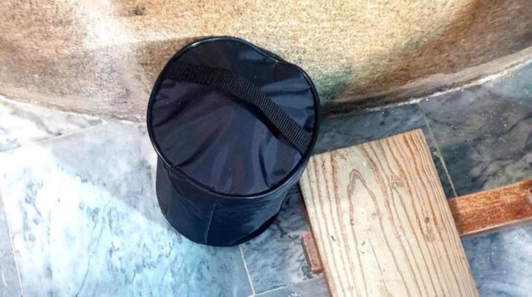 Esquelas.es | Dejan una urna con cenizas funerarias abandonada en la iglesia de La Asunción de Aroche (Huelva)