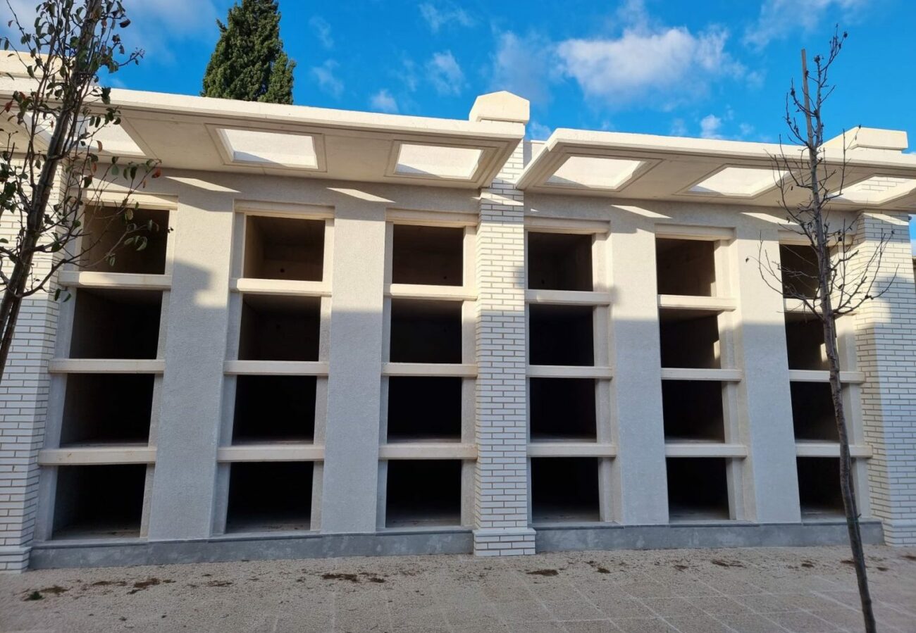 Esquelas.es | El cementerio municipal de Alzira dispone de 24 nichos dobles prefabricados