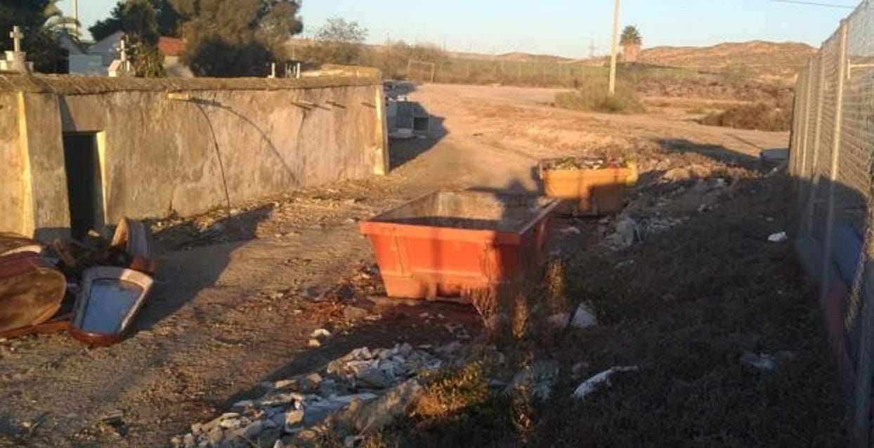 Esquelas.es | La Junta de Andaluca multa al Ayuntamiento de Vera con 21.600 euros por acumular basura junto al cementerio