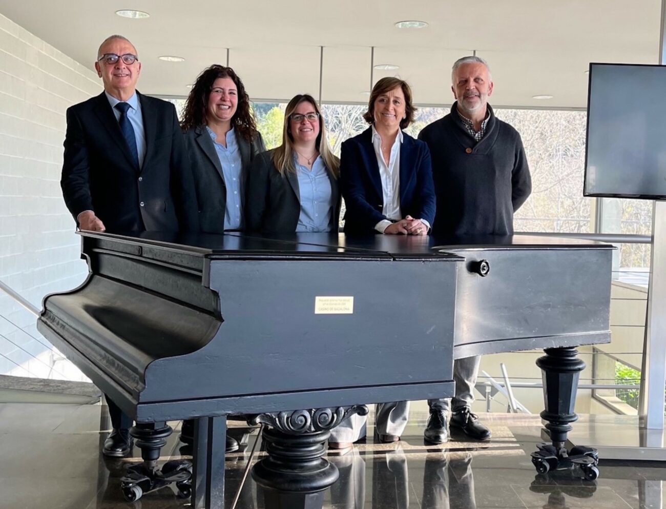 Esquelas.es | El Tanatorio de Badalona renueva la colaboración con el Orfeó Badaloní y acoge un piano de cola histórico