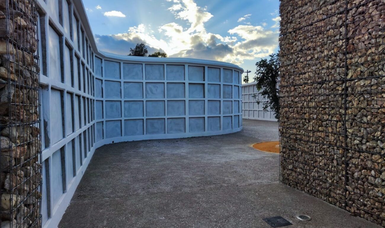 Esquelas.es | [BREVES] Nuevos nichos y columbarios para el cementerio // La Diputación dona 110.000 euros a un tanatorio