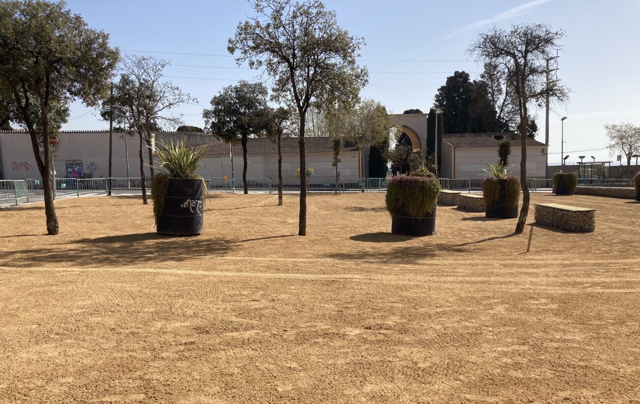 Esquelas.es | Actan sobre la plaza del cementerio de Masnou, drenando el terreno, mejorando el aparcamiento y los jardines