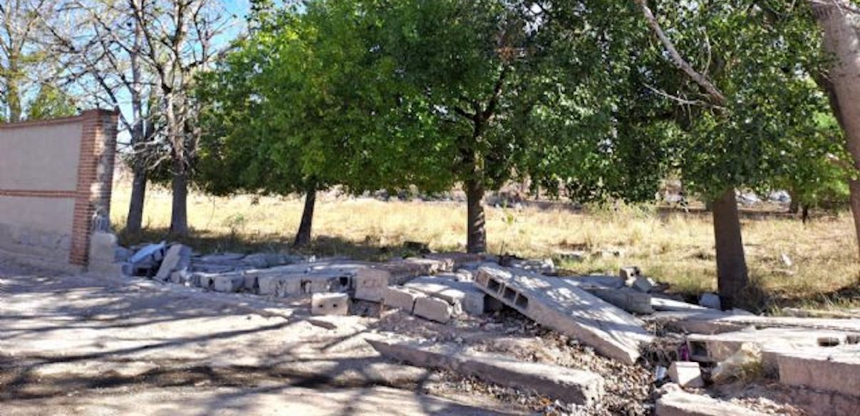 Esquelas.es | El cementerio se encuentra abandonado y desprotegido con los muros derrumbados desde hace meses