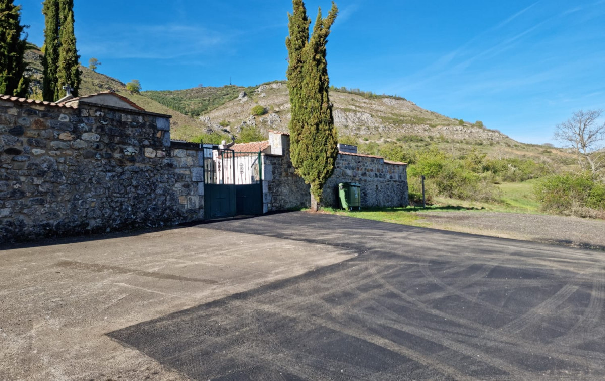 Esquelas.es | Concluyen las obras de asfaltado en la carretera de acceso al cementerio de Olleros de Sabero