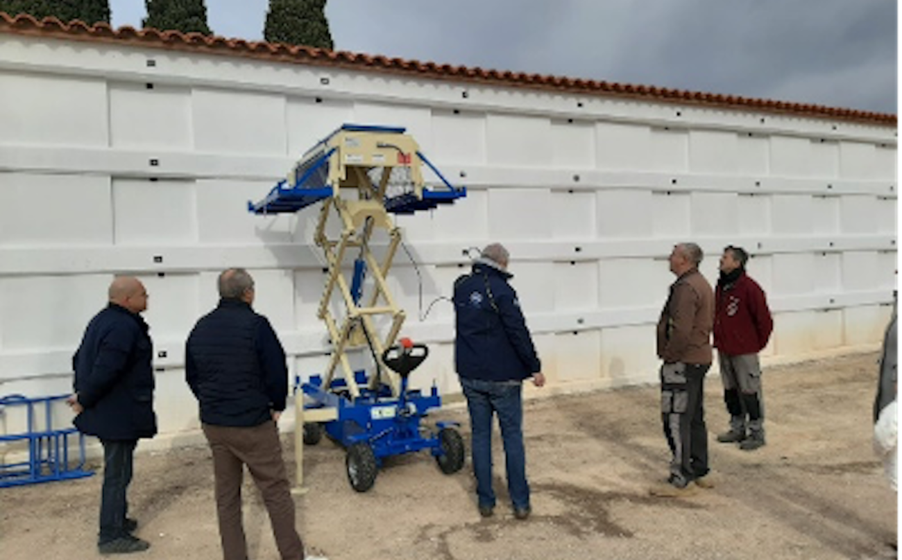 Esquelas.es | Marco Taller suministra una plataforma elevadora portafretros para el cementerio de Macastre