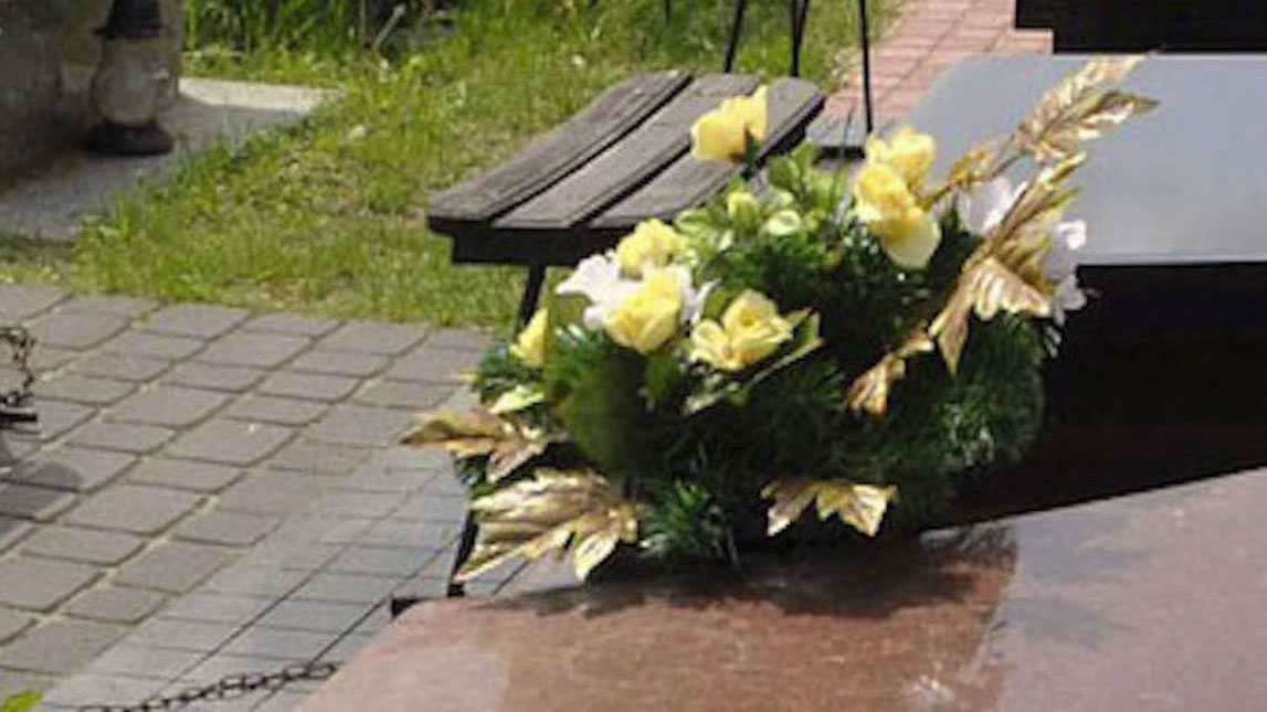 Esquelas.es | Los usuarios del cementerio de Alcoy denuncian el robo de las flores y recuerdos de las sepulturas