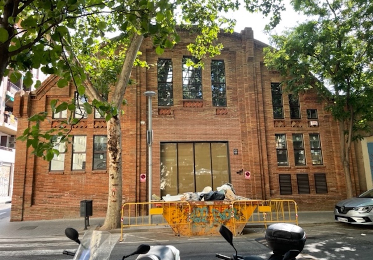 Esquelas.es | Los vecinos del barrio de Sants se concentraron ayer jueves en protesta al nuevo Tanatorio de Sants