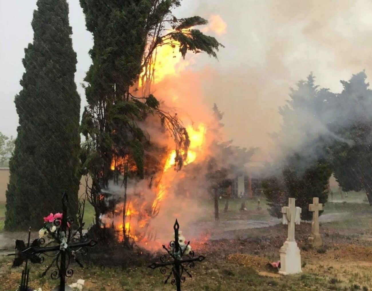 Esquelas.es | La cada de un rayo durante una tormenta produjo un incendio en el cementerio de Aguaviva