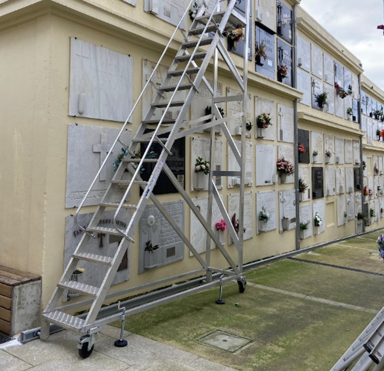 Esquelas.es | Marco Taller fabrica escaleras seguras para acceder a los nichos de mayor altura sin ningn peligro