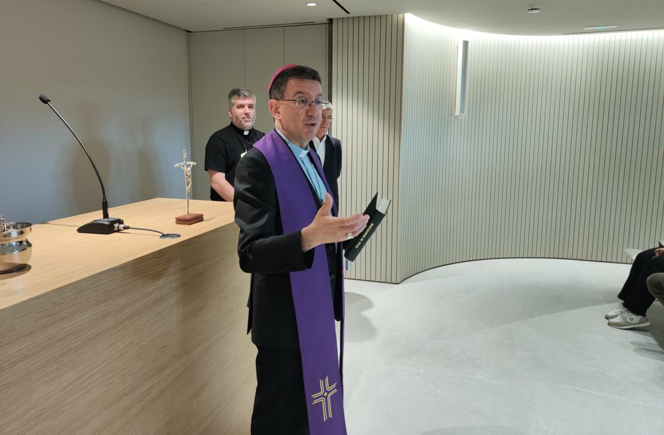 Esquelas.es | Monseor David Abadas, bendice las instalaciones del nuevo Tanatorio de Sants de Barcelona