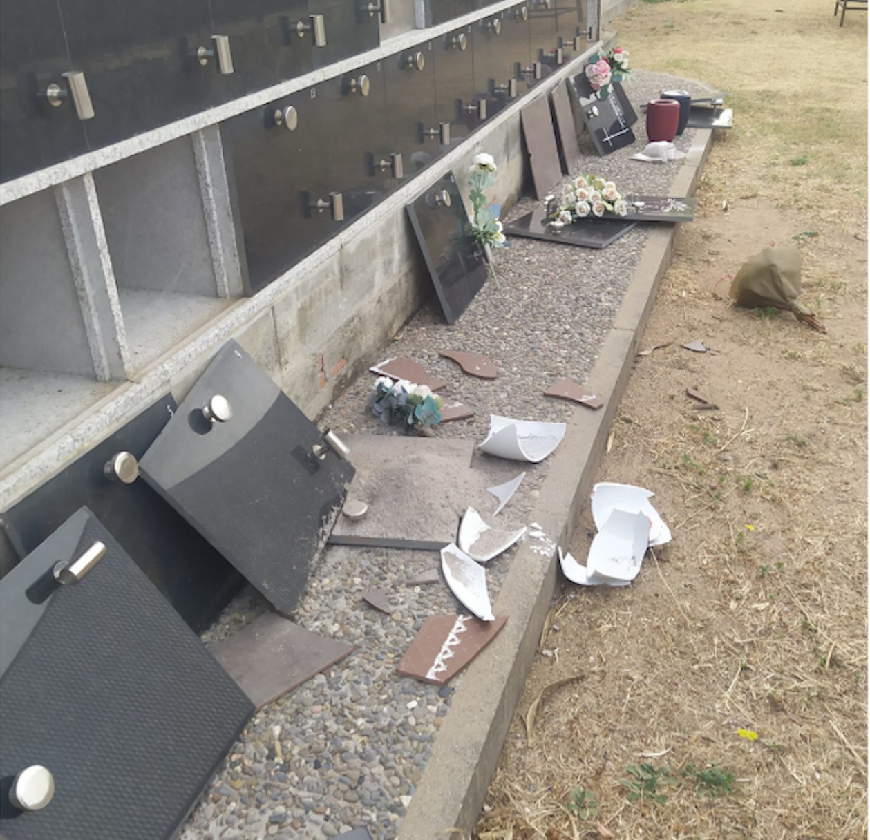 Esquelas.es | Dos jilipollas abren diez columbarios del cementerio de Arbcies y tiran las cenizas por el suelo