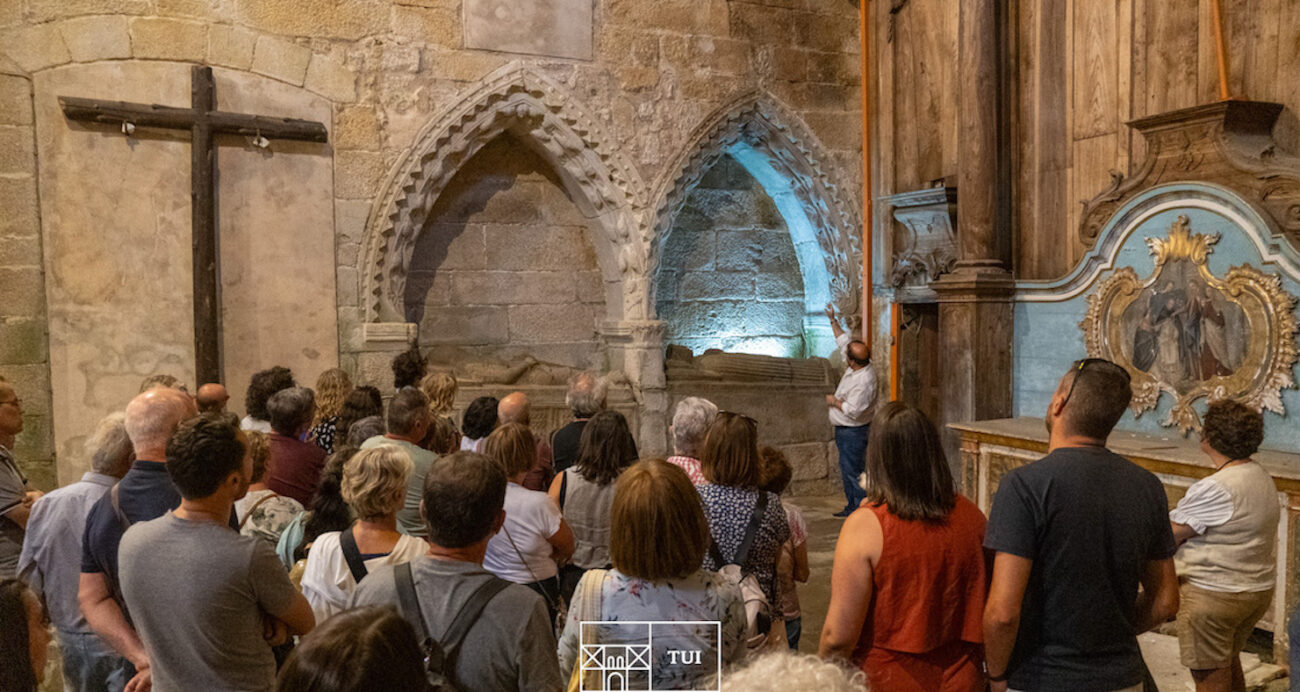 Esquelas.es | Tui ha organizado con gran xito de pblico las rutas guiadas para conocer su patrimonio funerario