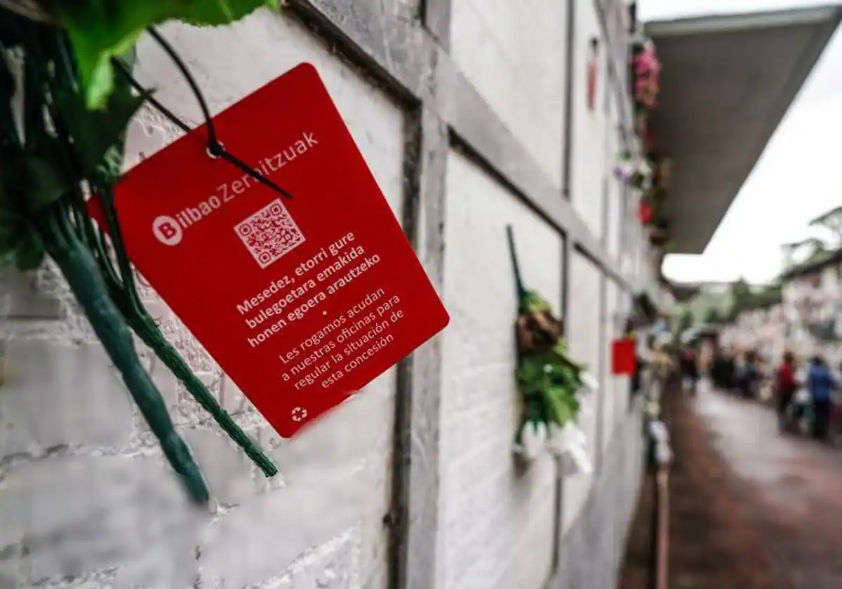 Esquelas.es | Aparecen tarjetas rojas en las sepulturas del cementerio de Derio por el impago de las tasas del cementerio