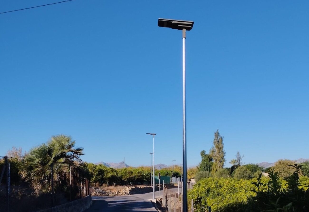 Esquelas.es | El Ayuntamiento instala 19 farolas solares LED en el camino de acceso al cementerio de Pedreguer