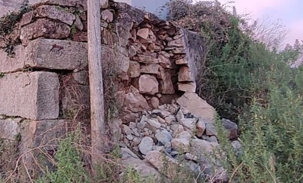 Esquelas.es | Desplome de una parte del muro de piedra del cementerio municipal de Cangas