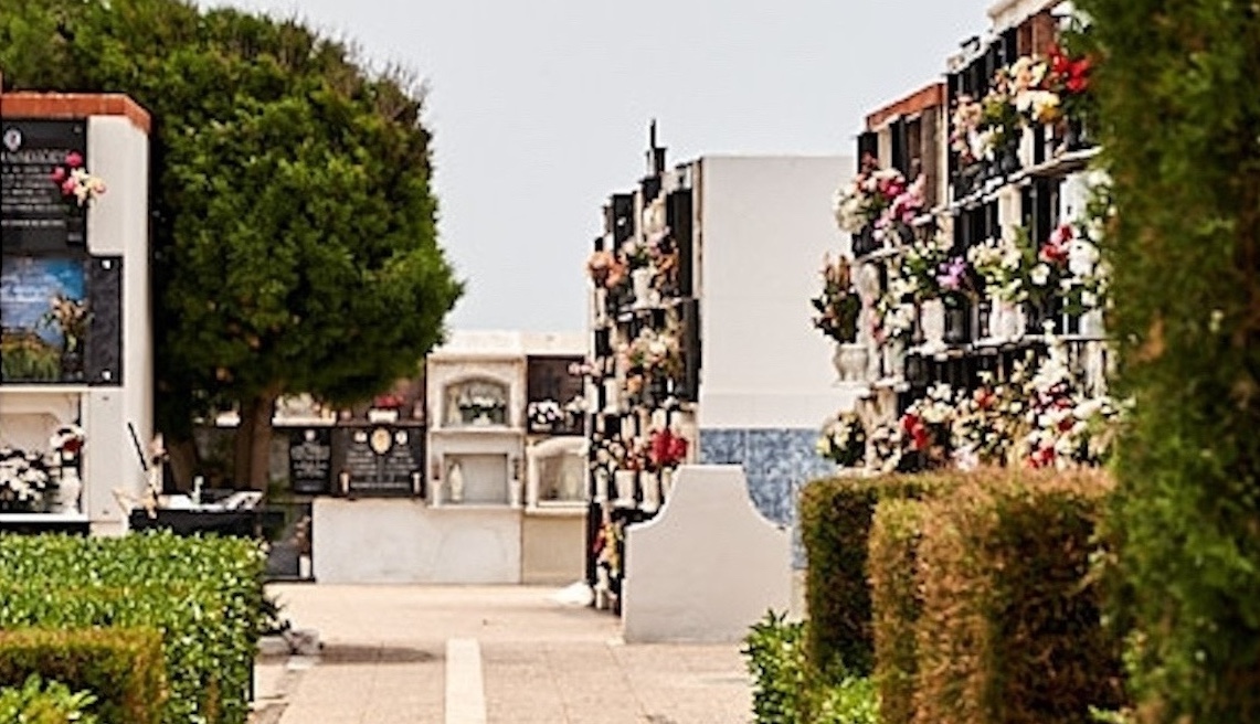 Esquelas.es | Unos desalmados entran en el cementerio de Gata arrancando lpidas y abriendo sepulturas