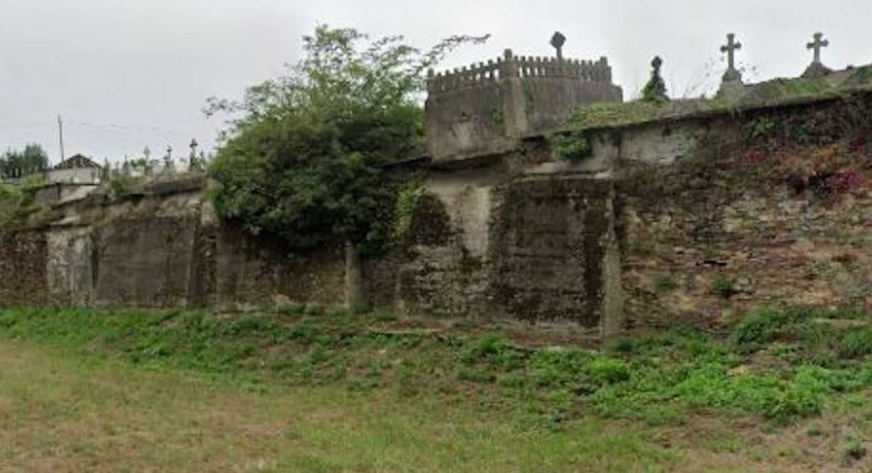 Esquelas.es | La cada de una pared del cementerio de Barreiros deja al descubierto atades y restos seos