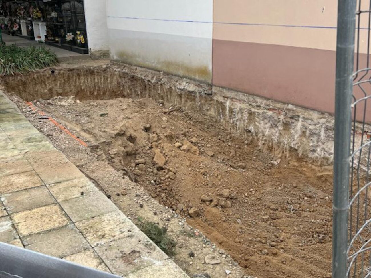 Esquelas.es | [BREVES] Inician la construccin de un pabelln con 32 nichos // Rehabilitarn las instalaciones del cementerio