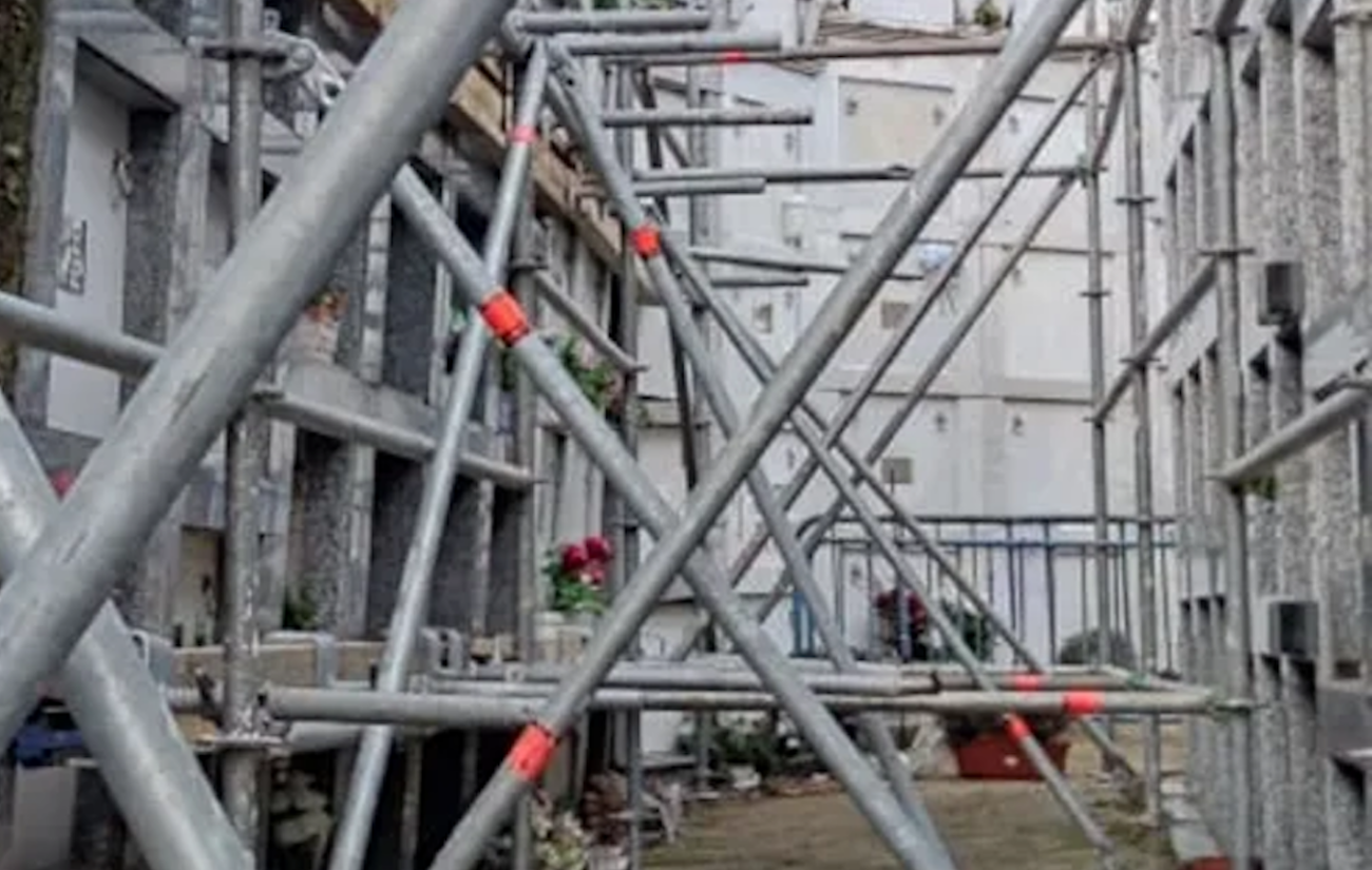 Esquelas.es | El cementerio de San Cosme de Barreiros con sus bloques de nichos apuntalados para evitar un derrumbe