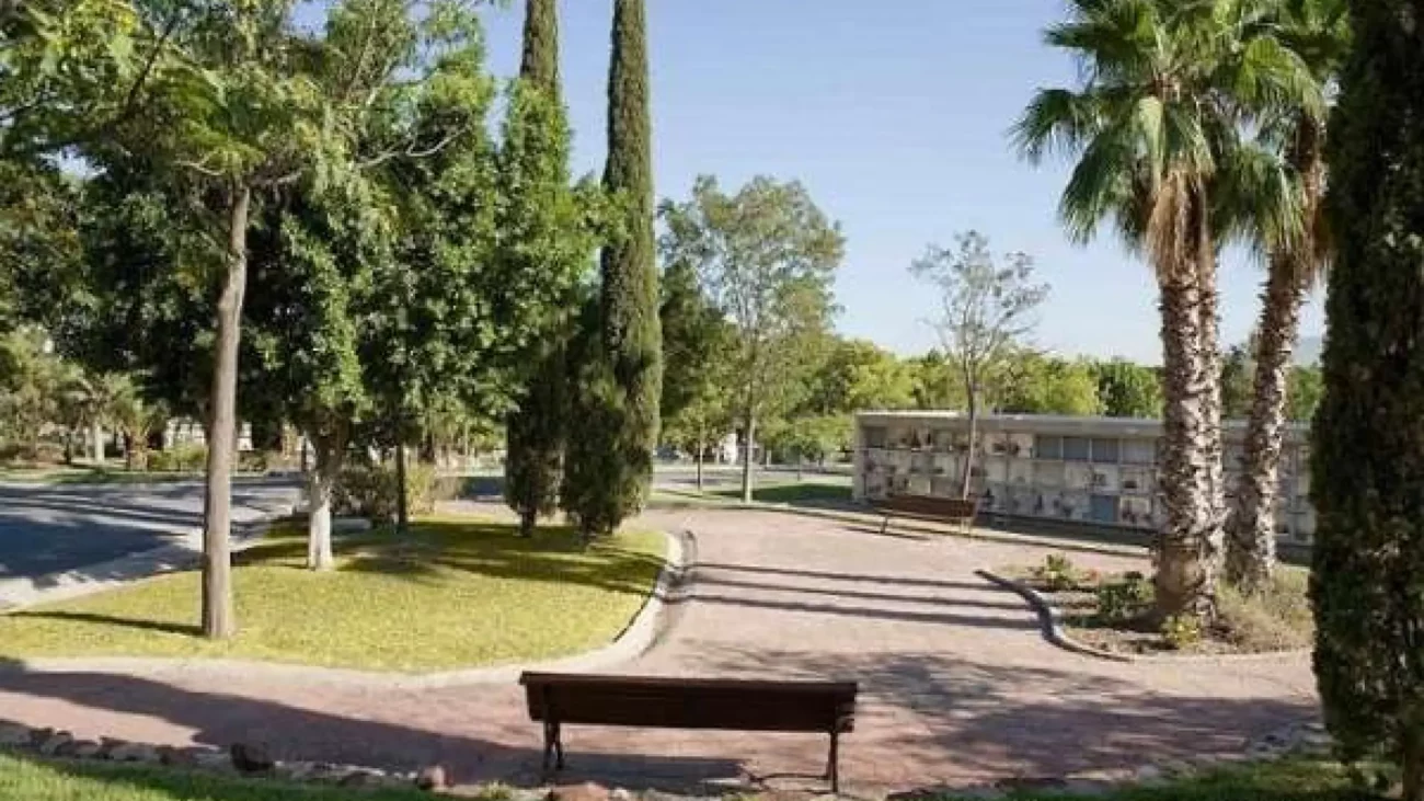 Esquelas.es | Renuevan el asfaltado del aparcamiento y los viales interiores del cementerio San Gabriel de Mlaga