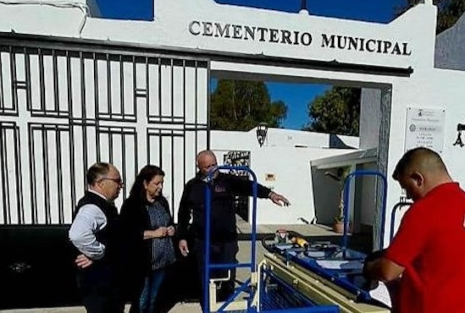 Esquelas.es | El Ayuntamiento de Almuñécar adquiere un elevador portaféretros para el cementerio municipal