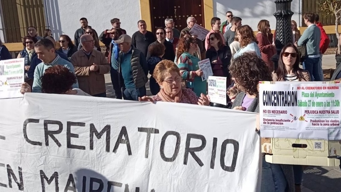 Esquelas.es | Poco ms de cien personas protestan contra la instalacin de un crematorio en Mairena del Alcor